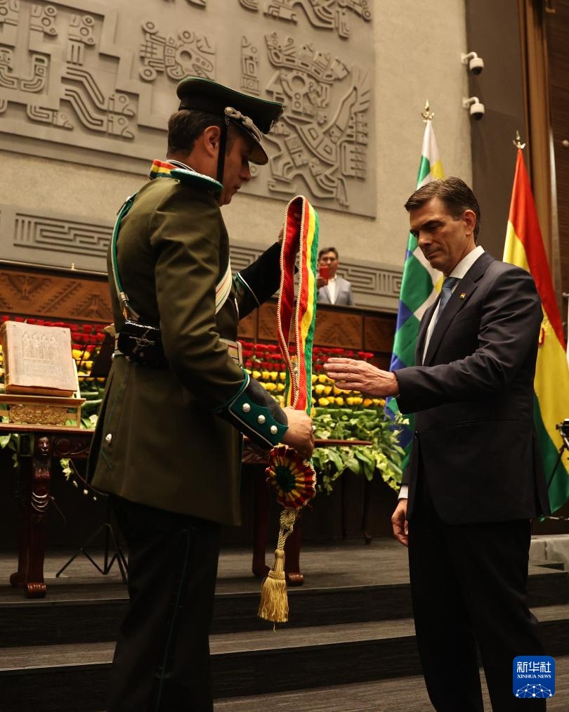 帕斯宣誓就任玻利维亚总统