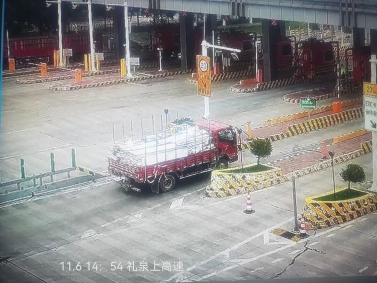 高速丢货急疯了!交警靠8处监控48小时寻回万元座椅 高速丢货急疯了!交警靠8处监控48小时寻回万元座椅