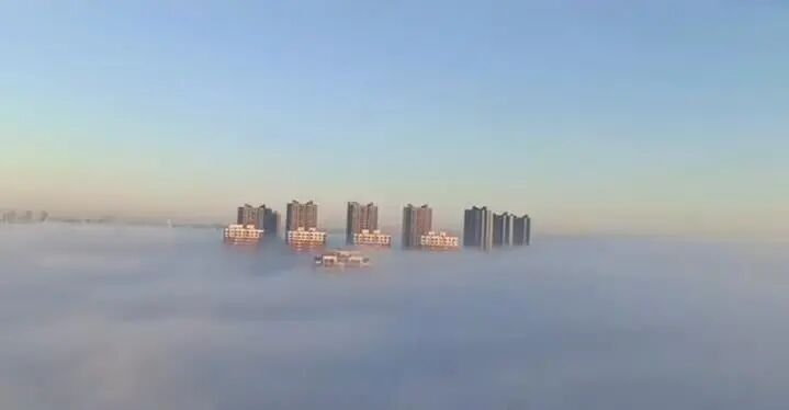 沈阳多地出现强浓雾，能见度不足200米，市民：一觉醒来到了“天宫”