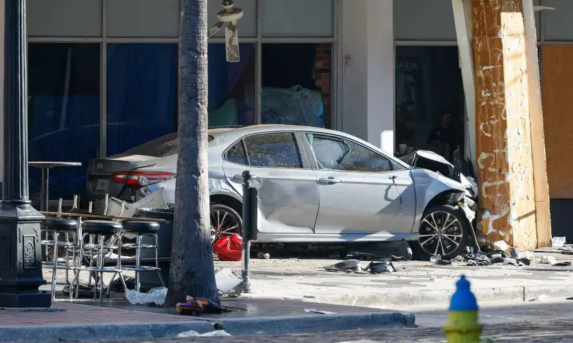 美国佛州一车辆高速冲撞行人 已致4死11伤