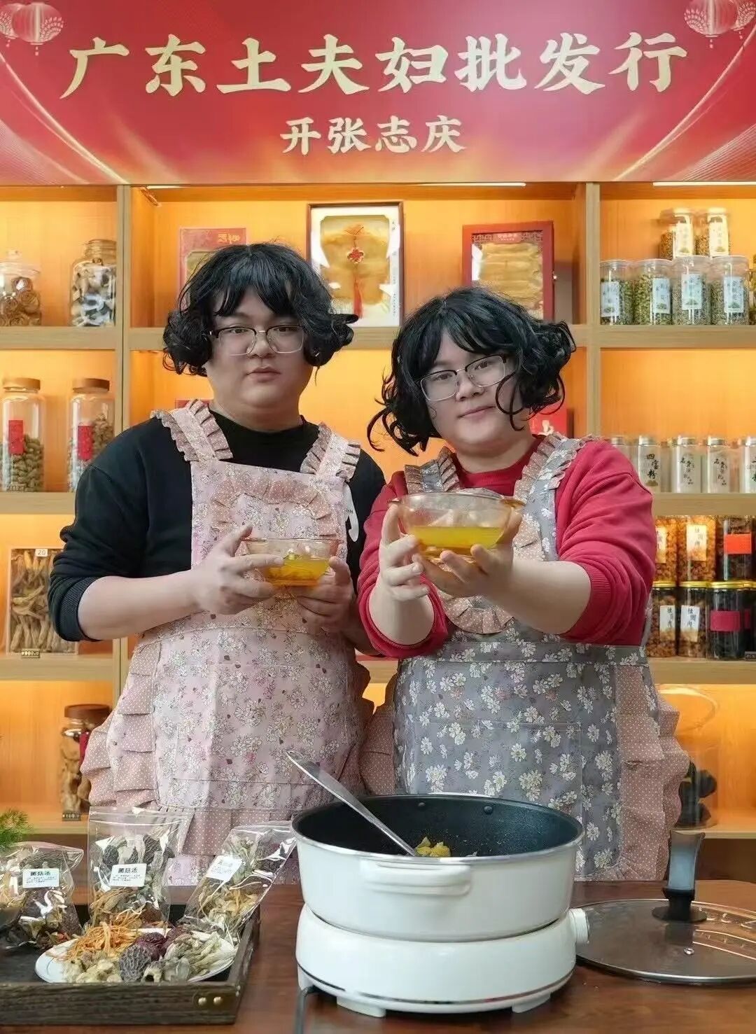 “全网最像夫妻”被网友喊话测DNA，妻子回应