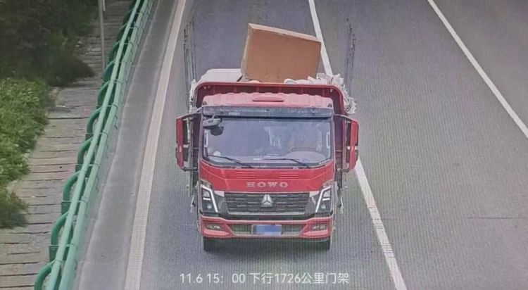 高速丢货急疯了!交警靠8处监控48小时寻回万元座椅 高速丢货急疯了!交警靠8处监控48小时寻回万元座椅