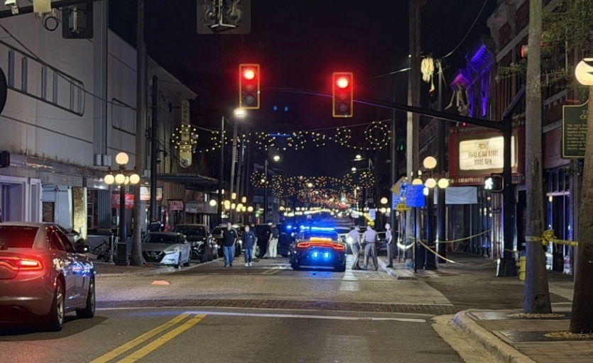 美国佛州一车辆高速冲撞行人 已致4死11伤