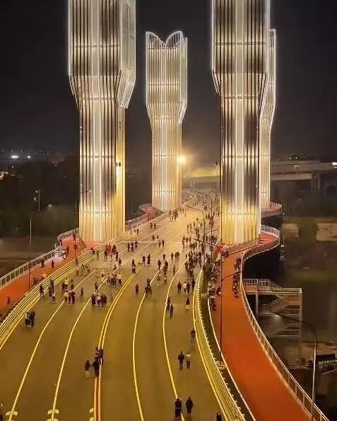 武汉一新建桥梁桥体酷似“迪迦变身器”走红