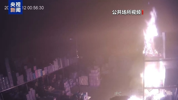 插线板超负荷有多危险？两分钟即着火