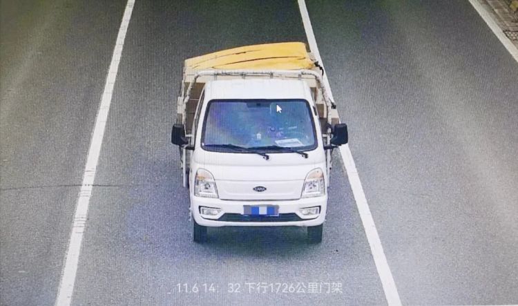 高速丢货急疯了!交警靠8处监控48小时寻回万元座椅 高速丢货急疯了!交警靠8处监控48小时寻回万元座椅