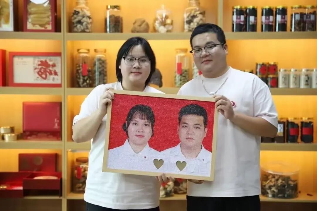 “全网最像夫妻”被网友喊话测DNA，妻子回应