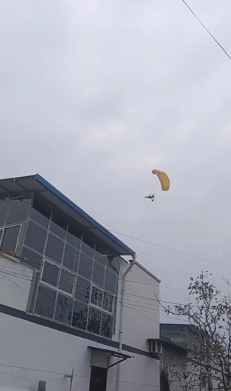 陕西一小伙结婚当天驾自制“飞机”成功飞天？民航空管局回应：需要向当地提前报备