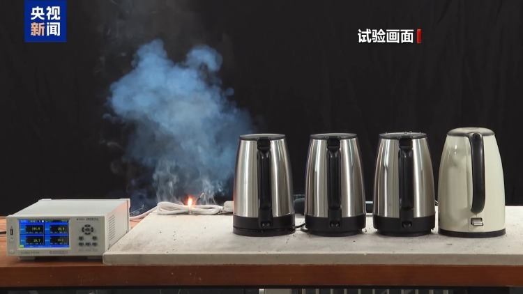 插线板超负荷有多危险？两分钟即着火