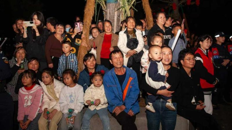 江西余江：“村晚”小舞台展现乡村大文明