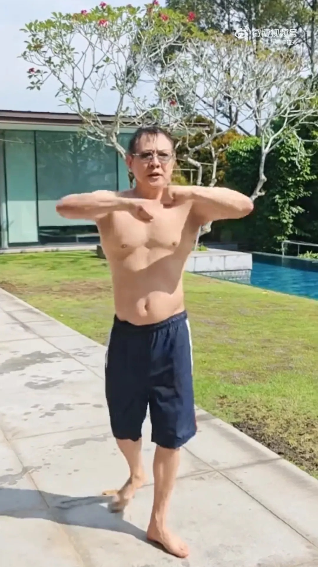 李连杰脱衣展示无疤痕上身，直面“换心脏”谣言！精神饱满、头发乌黑，舞蹈武术无压力