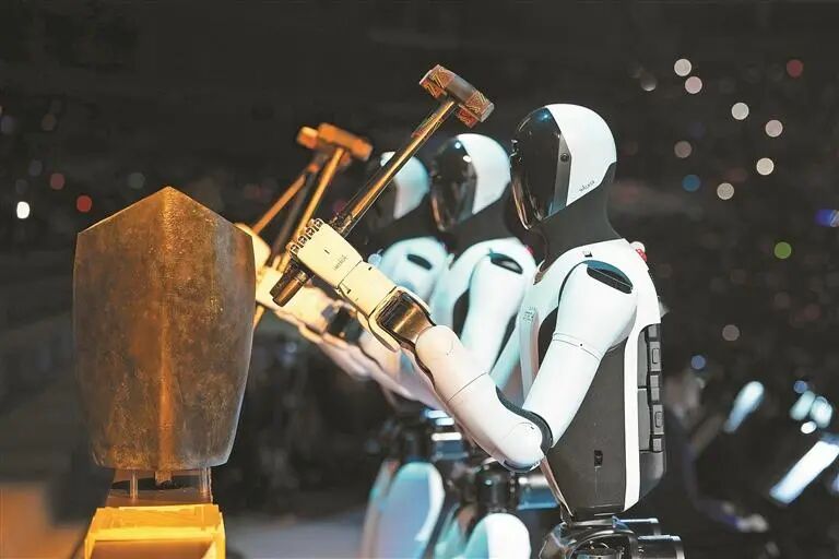 起猛了！在十五运会开幕式上，看到了机器人敲青铜钟