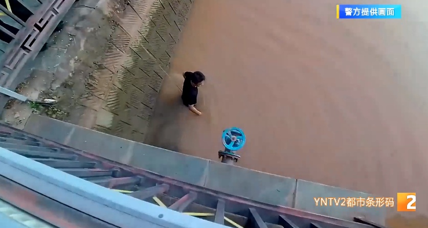 7℃河水中浸泡6小时！民警捞到手机那刻开心得像个孩子，发生了什么？