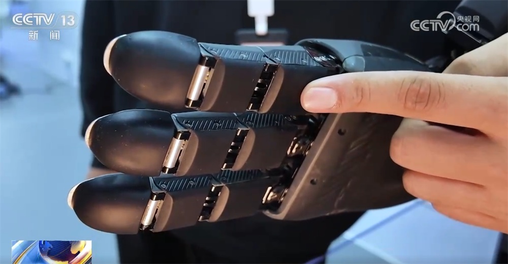 一双“灵巧手”实现突破折射机器人产业崛起 “中国智造”展现“新”活力 一双“灵巧手”实现突破折射机器人产业崛起 “中国智造”展现“新”活力