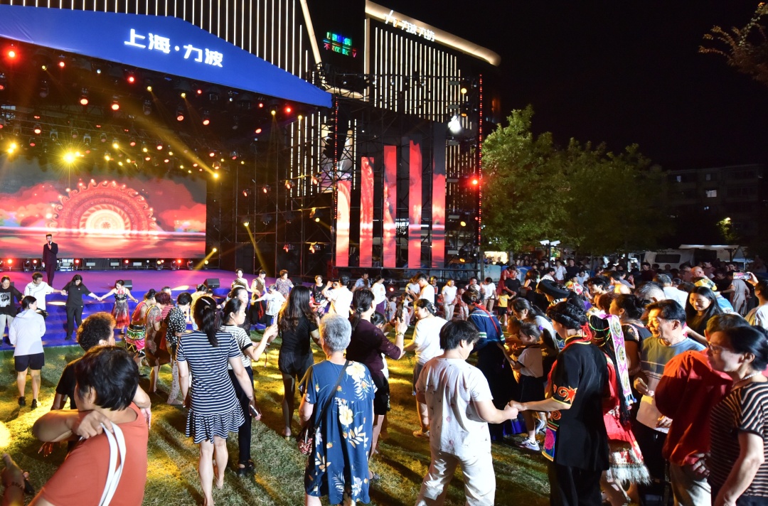 事发上海机场，他一个姿势引发全网热议！网友：果然压轴的都是重量级的