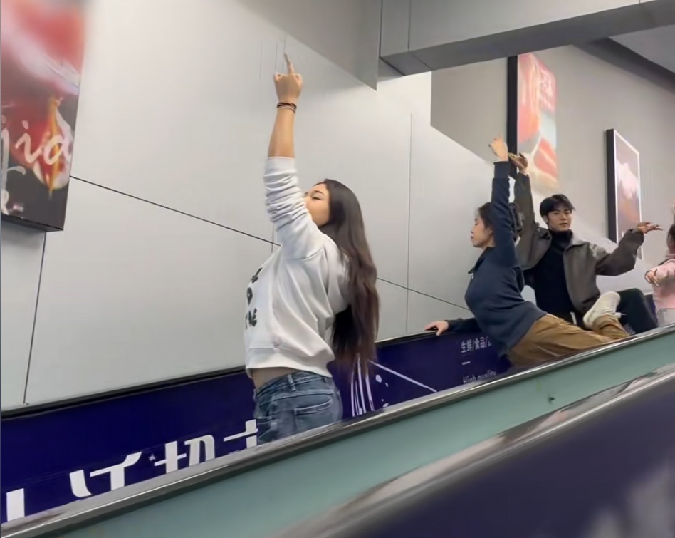 事发上海机场，他一个姿势引发全网热议！网友：果然压轴的都是重量级的