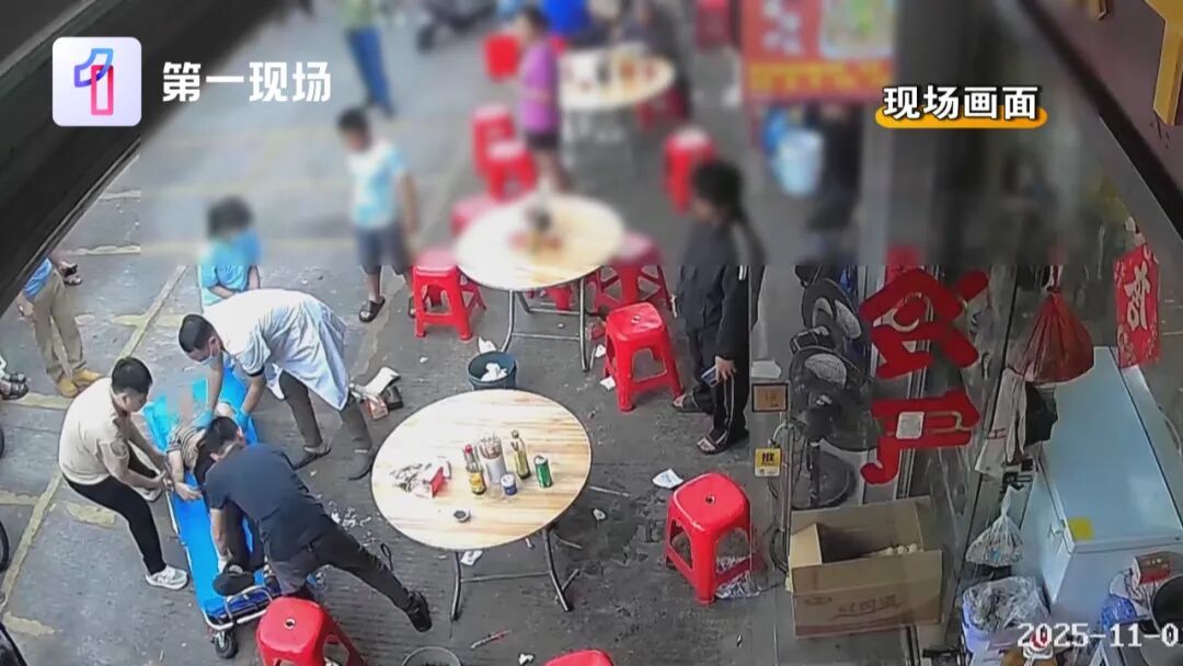 女子吃饭时突然倒地！深圳店主冲了上去，一家3人开始接力...