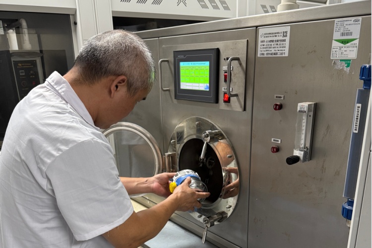 灭火器灭不了火苗，消防水带一进水就破裂……不合格消防产品何以流入市场？