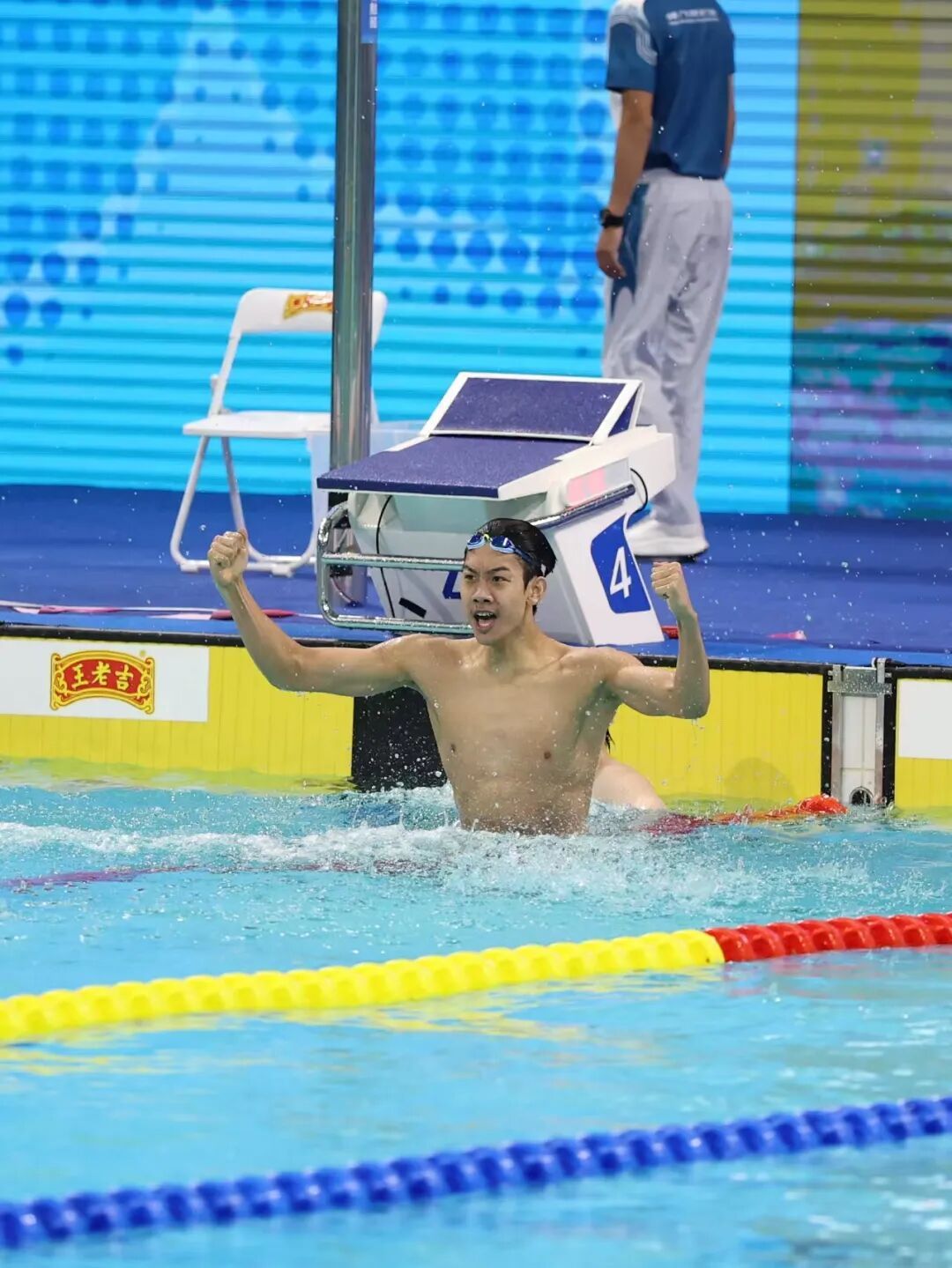 后浪拍岸!18岁张展硕夺得十五运会游泳首金 后浪拍岸!18岁张展硕夺得十五运会游泳首金