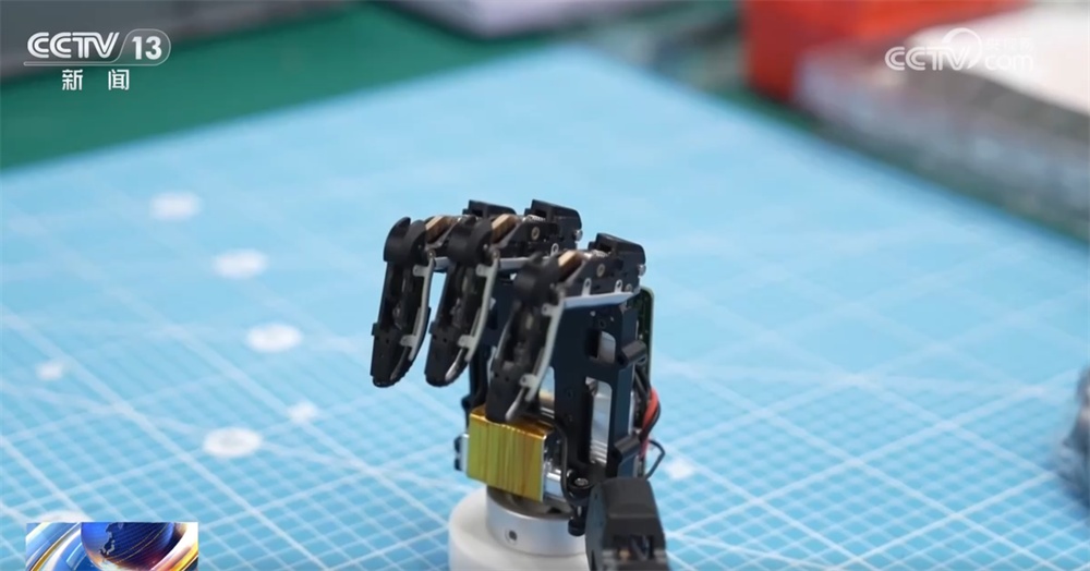 一双“灵巧手”实现突破折射机器人产业崛起 “中国智造”展现“新”活力 一双“灵巧手”实现突破折射机器人产业崛起 “中国智造”展现“新”活力