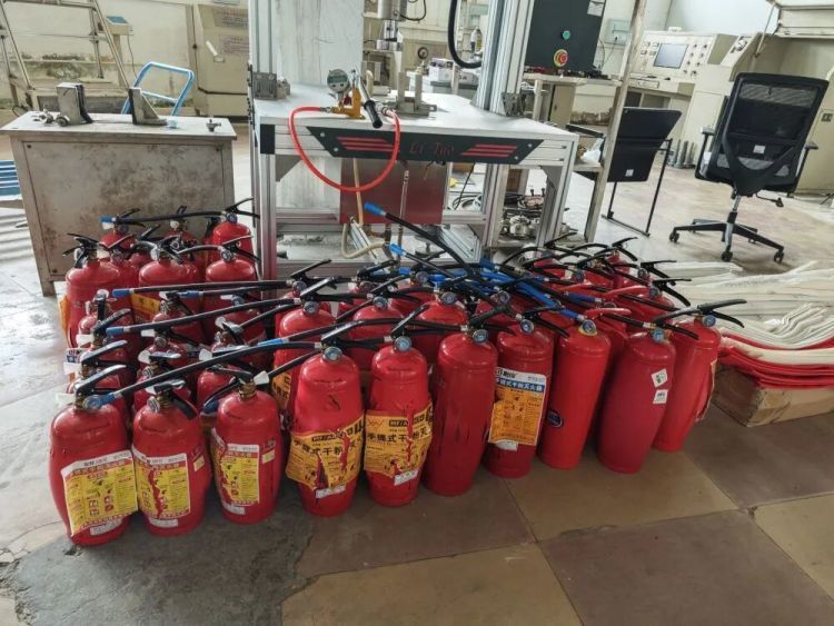 灭火器灭不了火苗，消防水带一进水就破裂……不合格消防产品何以流入市场？
