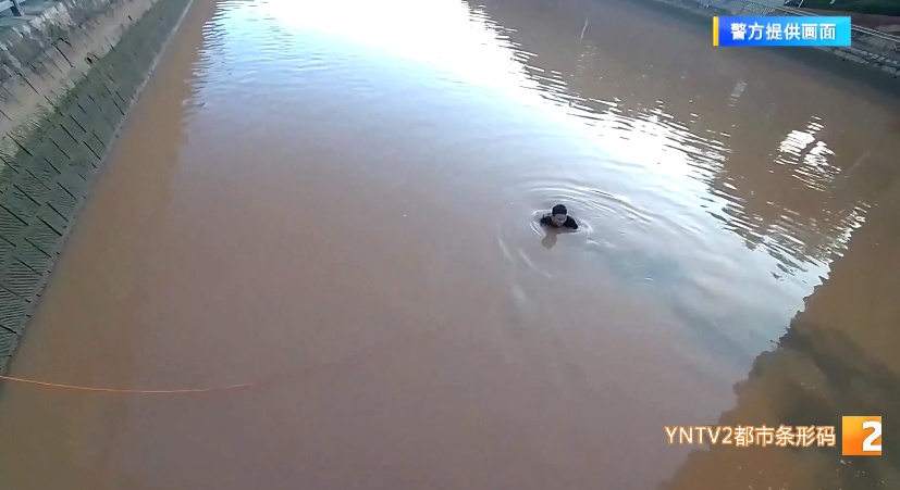 7℃河水中浸泡6小时！民警捞到手机那刻开心得像个孩子，发生了什么？