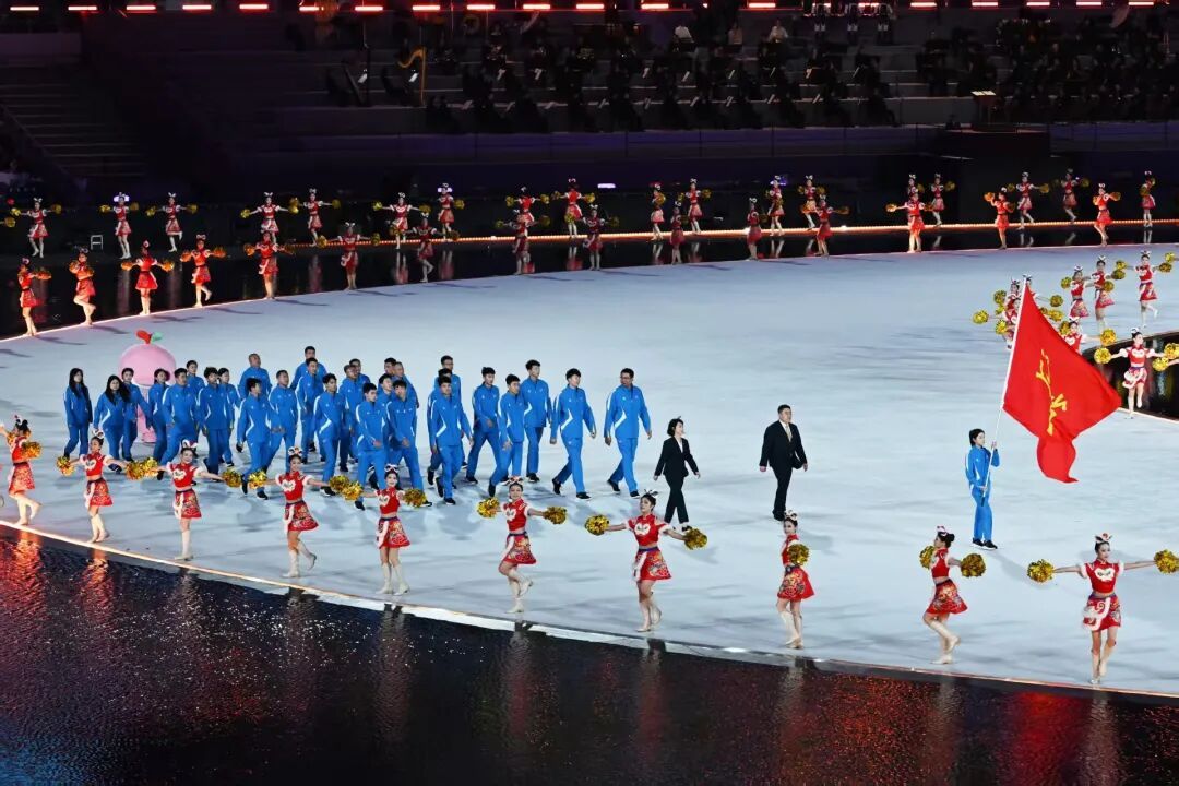 十五运会开幕式辽宁体育代表团亮相，旗手是她！