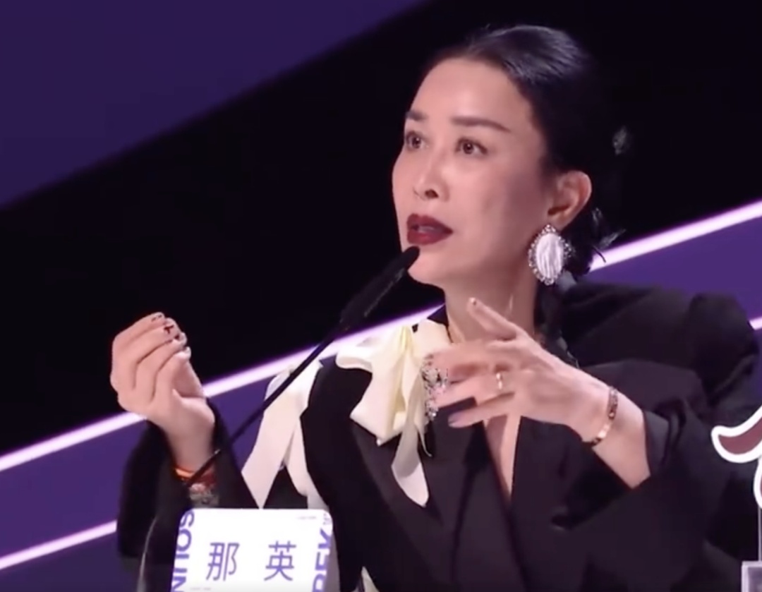 何炅主持结巴了！那英直播时质疑票数作假，疑被关麦……