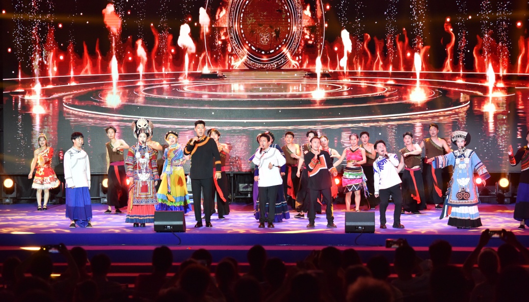 事发上海机场，他一个姿势引发全网热议！网友：果然压轴的都是重量级的