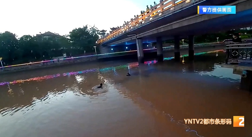 7℃河水中浸泡6小时！民警捞到手机那刻开心得像个孩子，发生了什么？