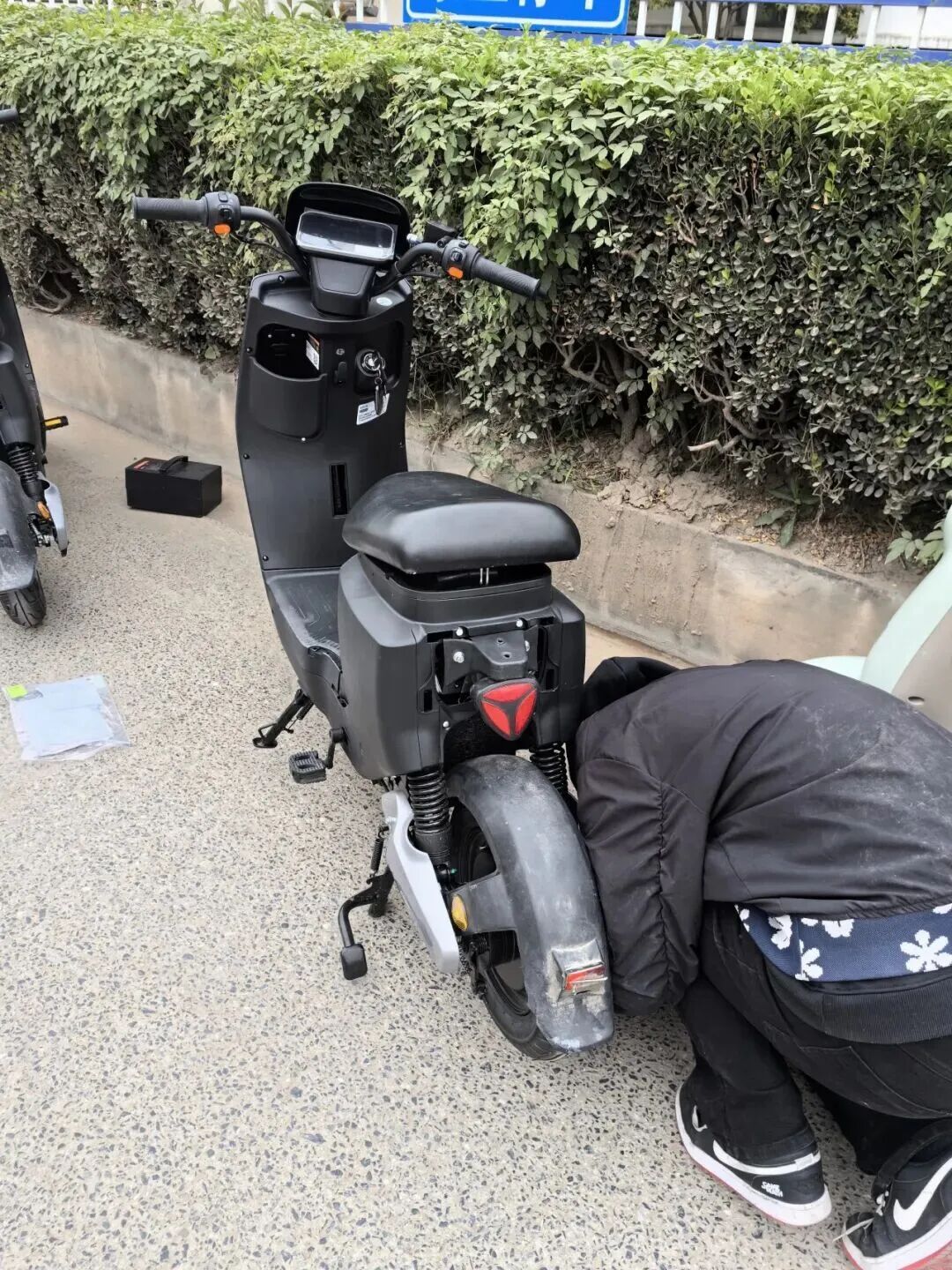 直接在派出所违法改装？上海街头惊现“流水线”式造假，现场操作让人瞠目