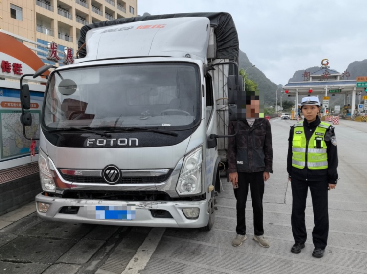 车辆逾期未年检，驾驶证已超12分！被查竟称“不了解情况”