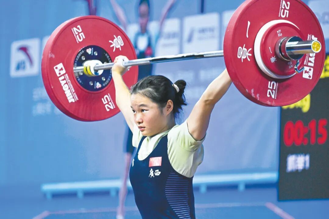 广西举重“姐妹花”摘金夺银 广西举重“姐妹花”摘金夺银