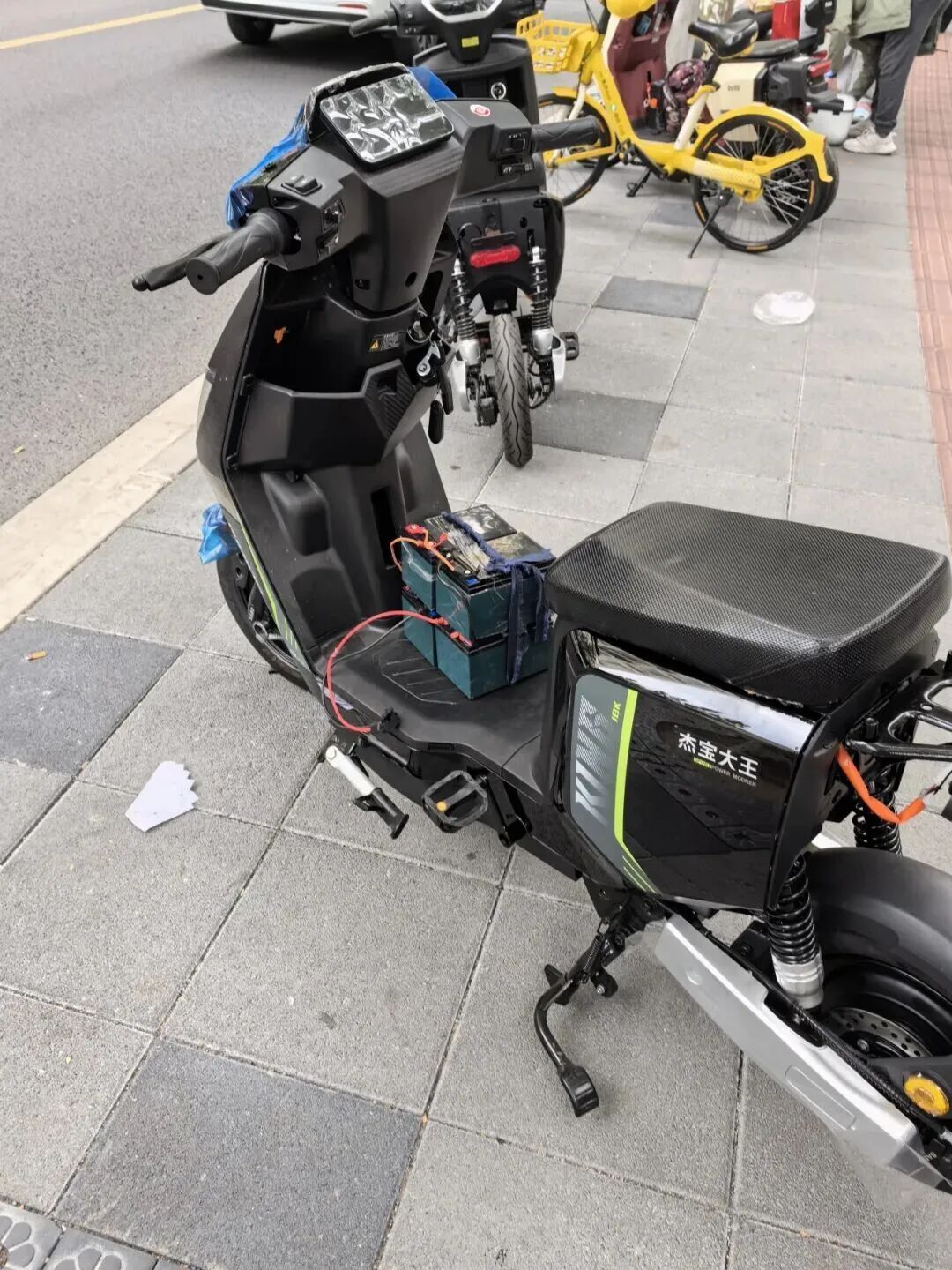 直接在派出所违法改装？上海街头惊现“流水线”式造假，现场操作让人瞠目