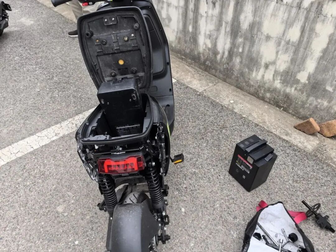 直接在派出所违法改装？上海街头惊现“流水线”式造假，现场操作让人瞠目