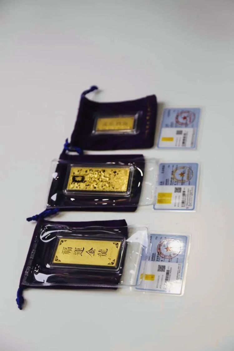 男子深陷“网恋”投资骗局,民警紧急拦截120克黄金 男子深陷“网恋”投资骗局,民警紧急拦截120克黄金