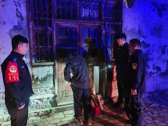 凌晨，十字路口，聊城一老人被带上警车...