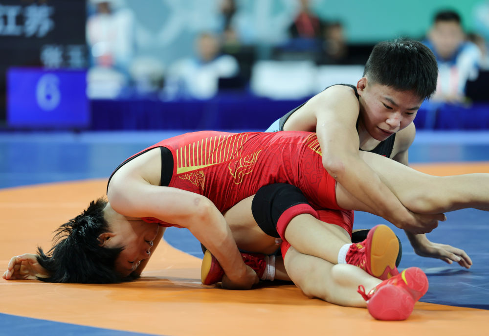 “复制粘贴”姐妹花，在十五运会摔跤场并肩闪耀