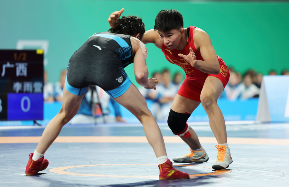 “复制粘贴”姐妹花，在十五运会摔跤场并肩闪耀