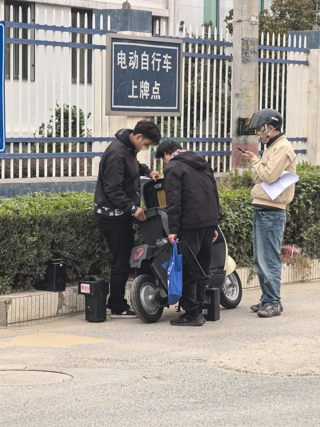 直接在派出所违法改装？上海街头惊现“流水线”式造假，现场操作让人瞠目