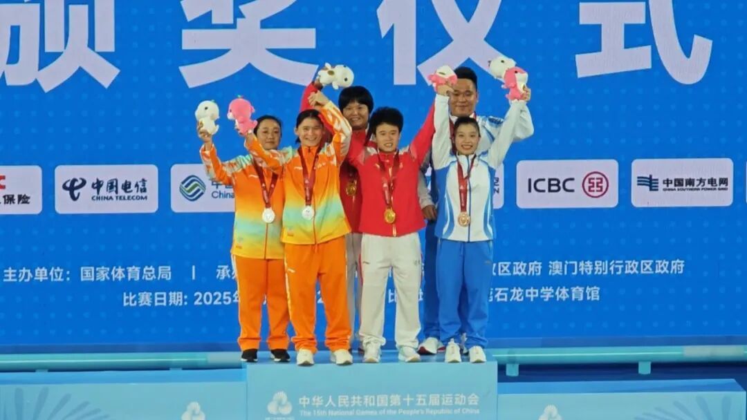 十五运会举重女子49公斤级决赛 海南队邓小芳奋勇摘银 十五运会举重女子49公斤级决赛 海南队邓小芳奋勇摘银