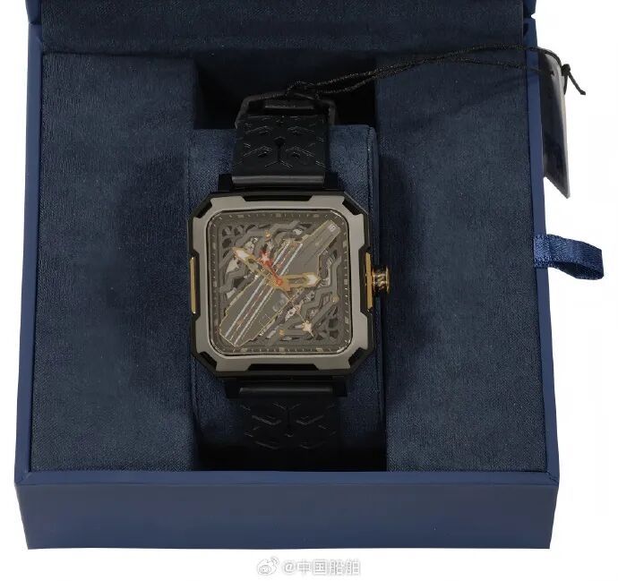 1999年捐款140元造航母的“小朋友”，获赠福建舰入列纪念手表