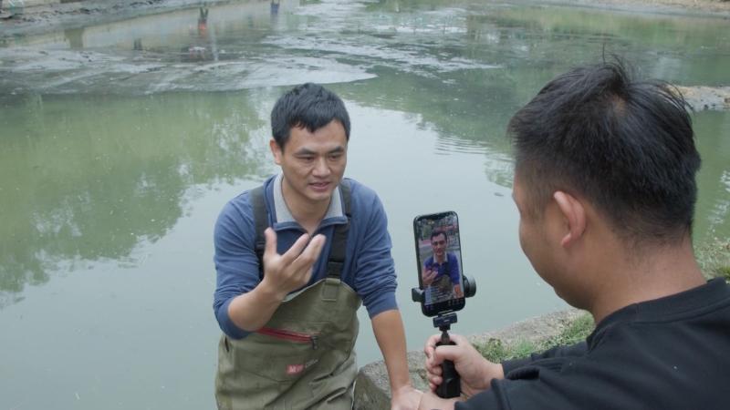江西萍乡：鱼跃人欢塘捕忙 直播助农“火出圈”