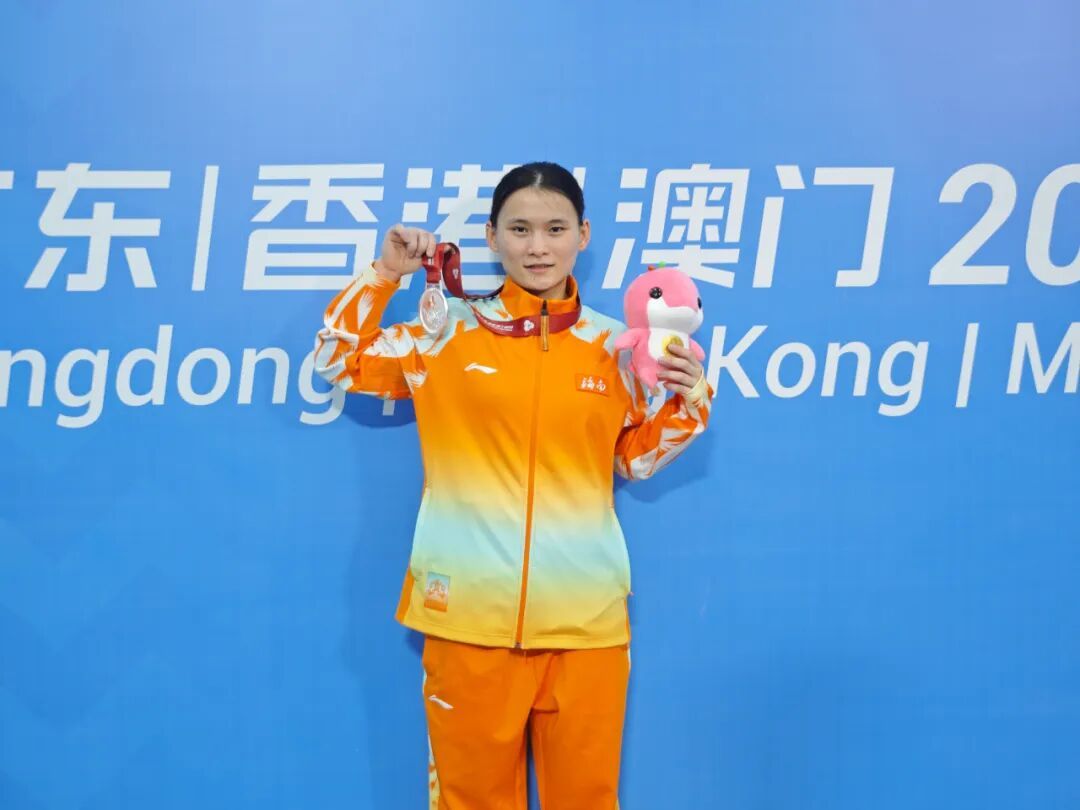 十五运会举重女子49公斤级决赛 海南队邓小芳奋勇摘银 十五运会举重女子49公斤级决赛 海南队邓小芳奋勇摘银