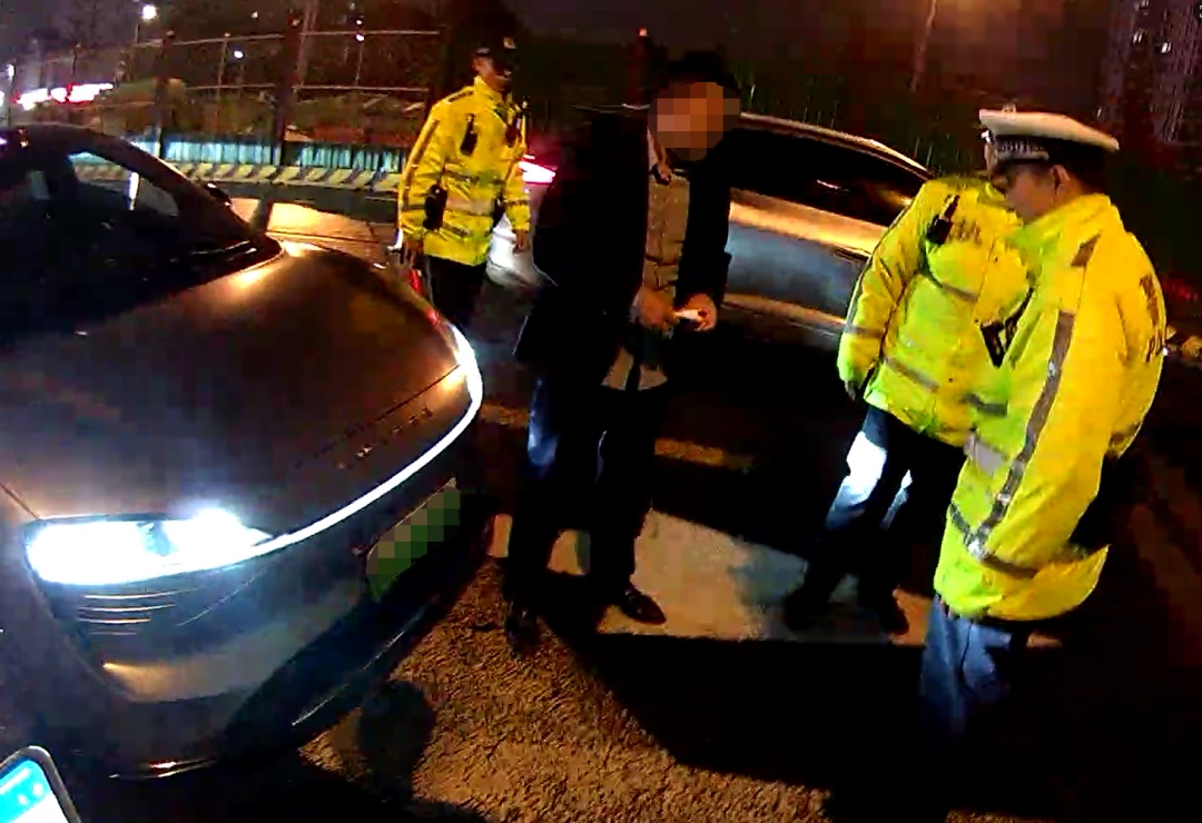 莫让号牌“躲猫猫” 别拿违法当“捷径” 莫让号牌“躲猫猫” 别拿违法当“捷径”