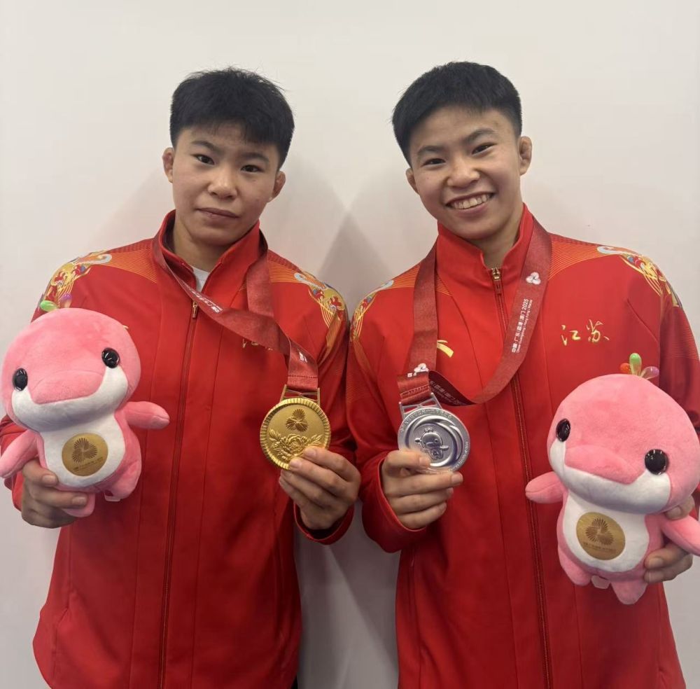 “复制粘贴”姐妹花，在十五运会摔跤场并肩闪耀