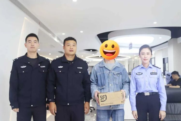 男子深陷“网恋”投资骗局,民警紧急拦截120克黄金 男子深陷“网恋”投资骗局,民警紧急拦截120克黄金