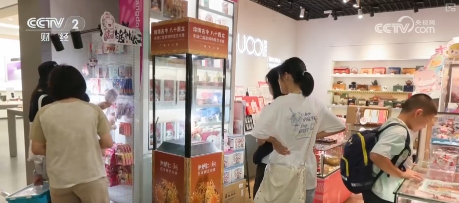 盲盒、公仔、纪念品……十五运会衍生周边成“新宠”销售火爆