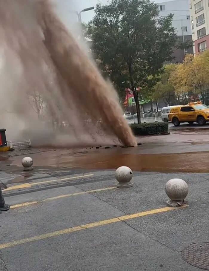 山西太原一地下管道爆裂“喷出粪便”？当地回应：怎么可能？是水和泥沙