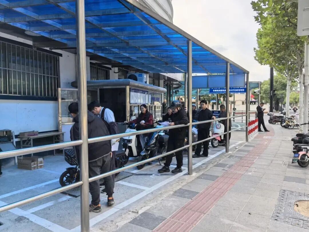 直接在派出所违法改装？上海街头惊现“流水线”式造假，现场操作让人瞠目